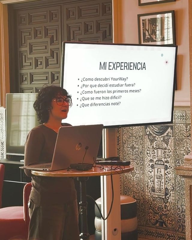 Aitana contando su experiencia en la Jornada IB de Madrid